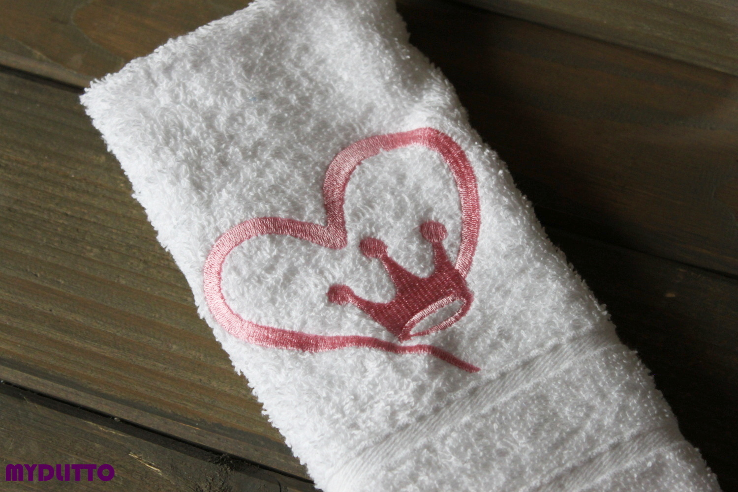 Bílý ručník s růžovou korunkou