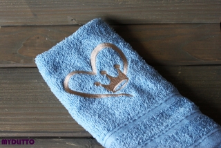 Modrý ručník se zlatou korunkou